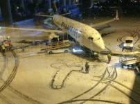 눈오는 공항에 지상근무 스탭이 낭만적인 그림으로 승객들을 배웅해줌 ㄷㄷ