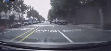 담벼락에서 떨어진 차량