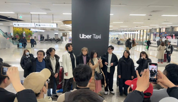 김포공항에 마스크맨 바이오맨 입국