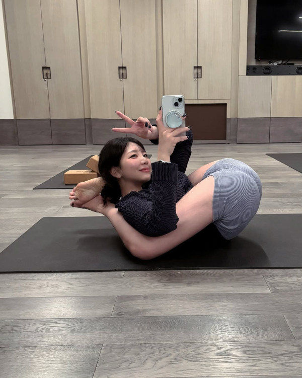 기묘한 자세 보여주는 요가 인스타