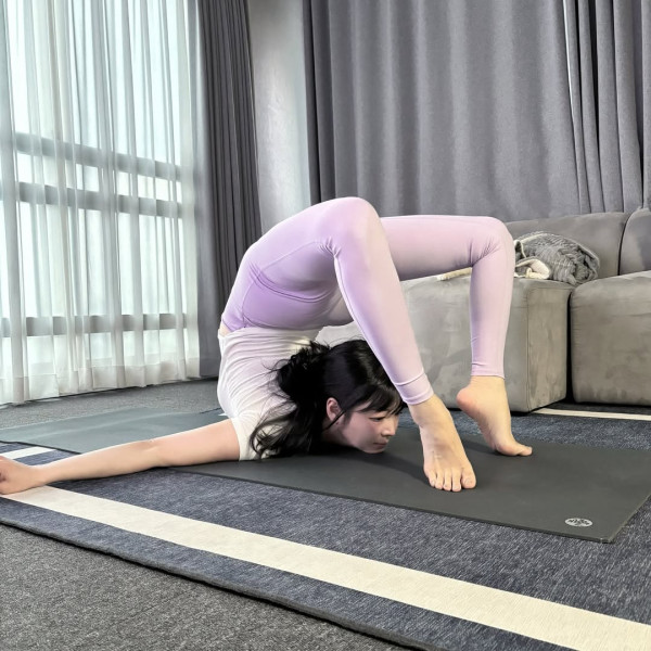 기묘한 자세 보여주는 요가 인스타