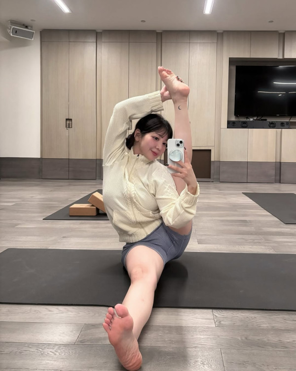 기묘한 자세 보여주는 요가 인스타