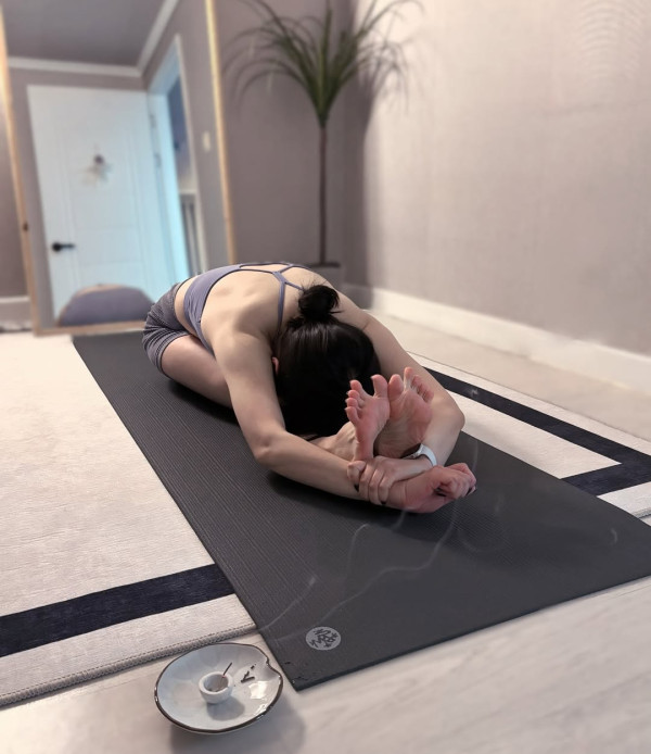 기묘한 자세 보여주는 요가 인스타