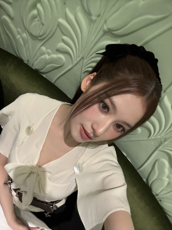 프라다행사 참여한 사나 셀카