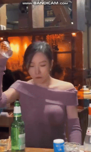 술자리에서 춤추다가 참사.gif