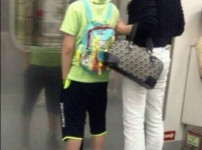 이 엄마와 아들에게 무슨 일이 있었을까?.jpg