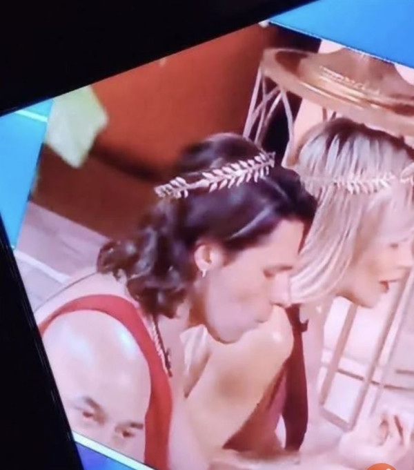 3D 문신을한 그녀의 어깨