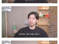 3D 문신을한 그녀의 어깨