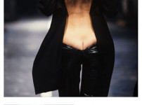 독특한 패션을 유행시킨 디자이너.