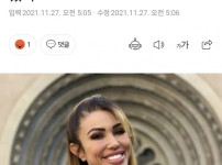 자기 자신과 결혼식을 올린 여성