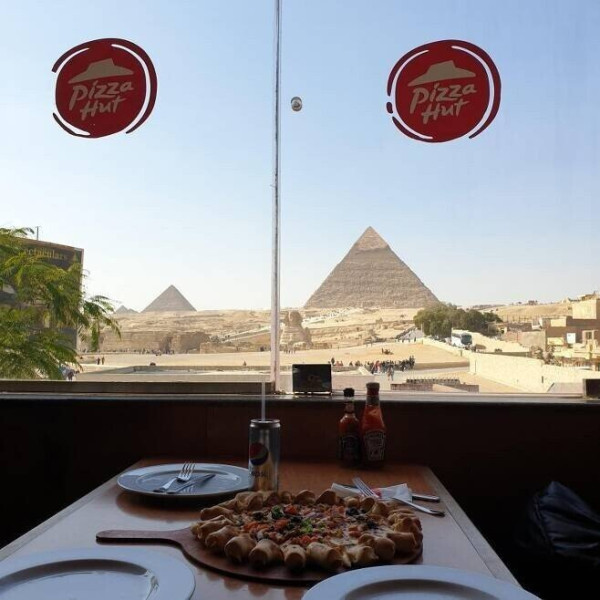 무덤 옆에있는 피자집.