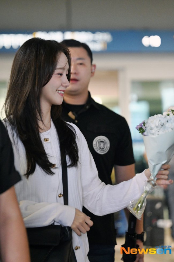 오늘 꽃건네받은 윤아