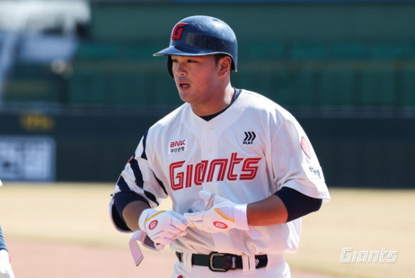 롯데의 새로운 거포 김동현 가을 폭발로 주목 내년엔 1군 노린다