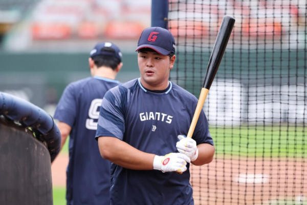 롯데의 새로운 거포 김동현 가을 폭발로 주목 내년엔 1군 노린다