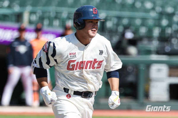 롯데의 새로운 거포 김동현 가을 폭발로 주목 내년엔 1군 노린다