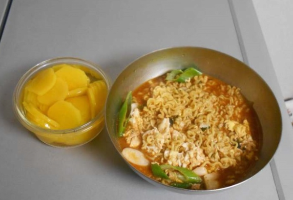 은근 취향 갈린다는 라면 전용 반찬