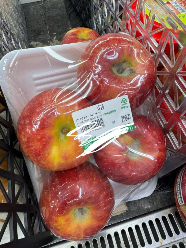집앞에 사과 사러갔는데 이거 가격 이거맞음??