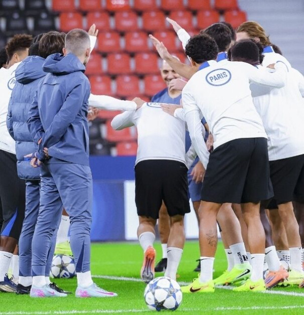 PSG 선수단  이강인 AFC 국제선수상 단체 축하    자랑스러운 동료