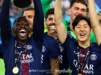 PSG 선수단  이강인 AFC 국제선수상 단체 축하    자랑스러운 동료 