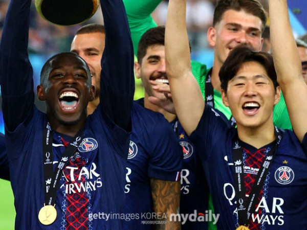 PSG 선수단  이강인 AFC 국제선수상 단체 축하    자랑스러운 동료