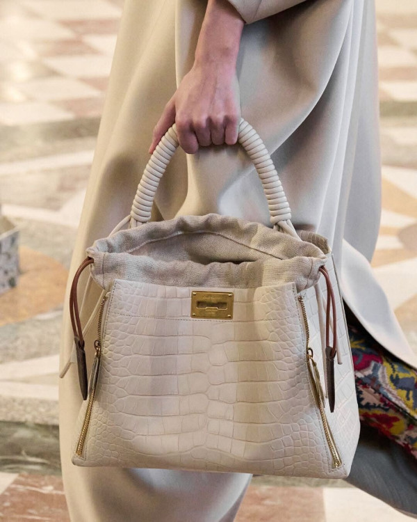 2026년 패션계가 밀고있다는 가방스타일