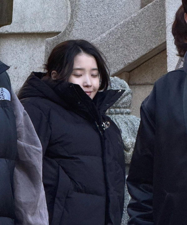 시즌그리팅 준비하는 아이유 인스타