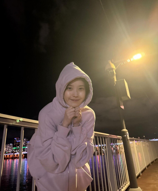 시즌그리팅 준비하는 아이유 인스타