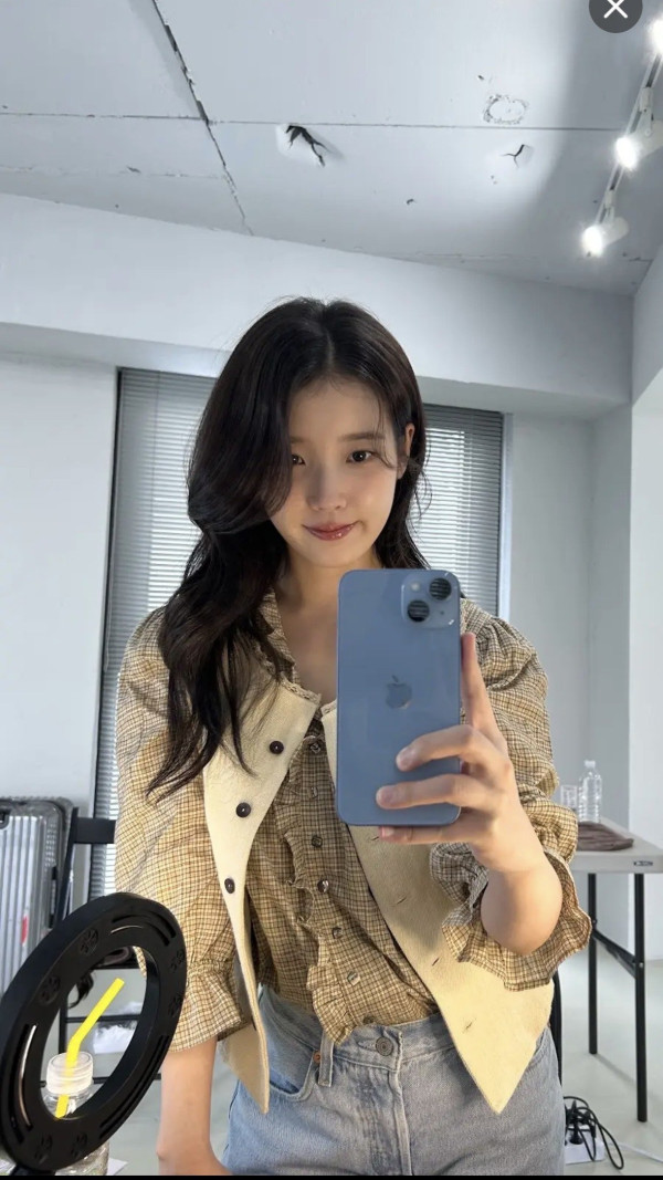 시즌그리팅 준비하는 아이유 인스타