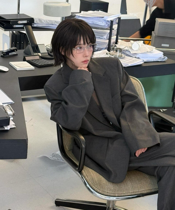 시즌그리팅 준비하는 아이유 인스타