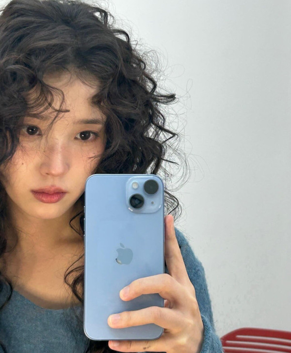 시즌그리팅 준비하는 아이유 인스타