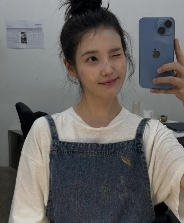 시즌그리팅 준비하는 아이유 인스타