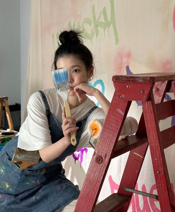 시즌그리팅 준비하는 아이유 인스타