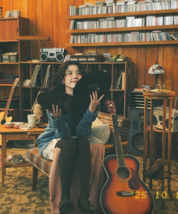 시즌그리팅 준비하는 아이유 인스타