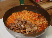 성시경의 틈새라면을 사용한 고기짬뽕 레시피