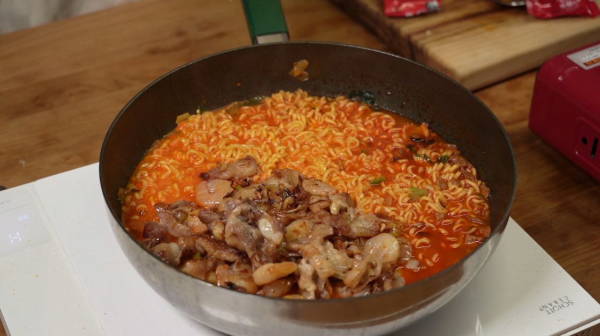 성시경의 틈새라면을 사용한 고기짬뽕 레시피