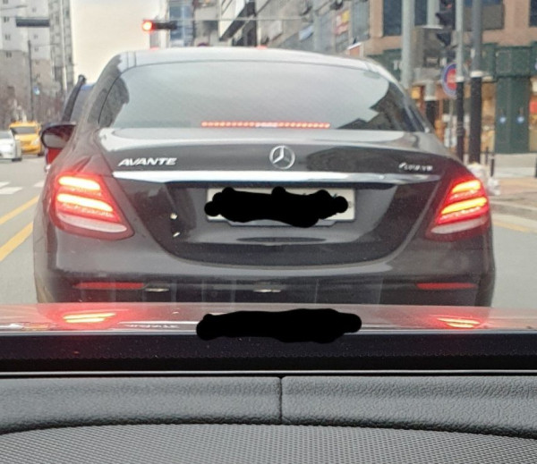 오빠 쟤 아반떼에다 벤츠마크 붙였어