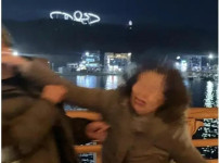 부모님 사진찍는데 아빠가 엄마한테 볼뽀뽀 갈김