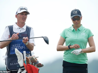 마이크 딘, 이번엔 골프 캐디로,  은퇴 후 또 다른 도전 시작