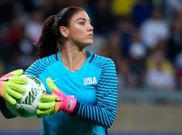 전 미국 여자 축구 선수, 아동학대 및 음주운전으로 입건