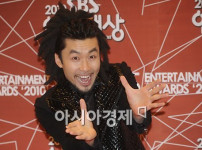 최근 행사장에서 사진 찍힌 이진욱