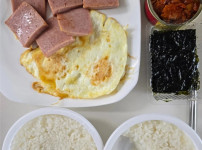 햇반으로 차린 소박한 서민 밥상