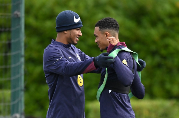 아놀드와 벨링엄이 사귀는 증거