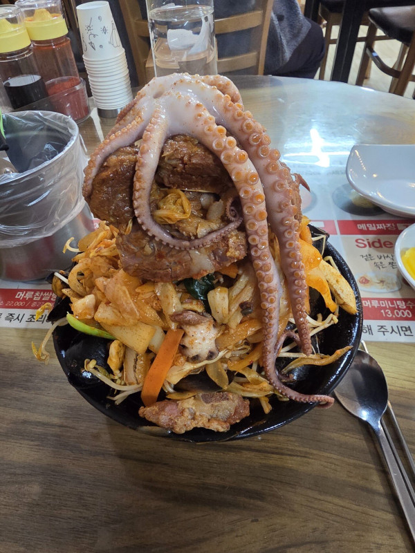 낮에 가볍게 짬뽕 한그릇 했습니다