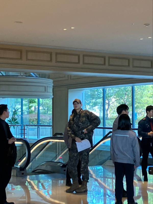 트위터에서 난리난 군복 차은우 실물사진