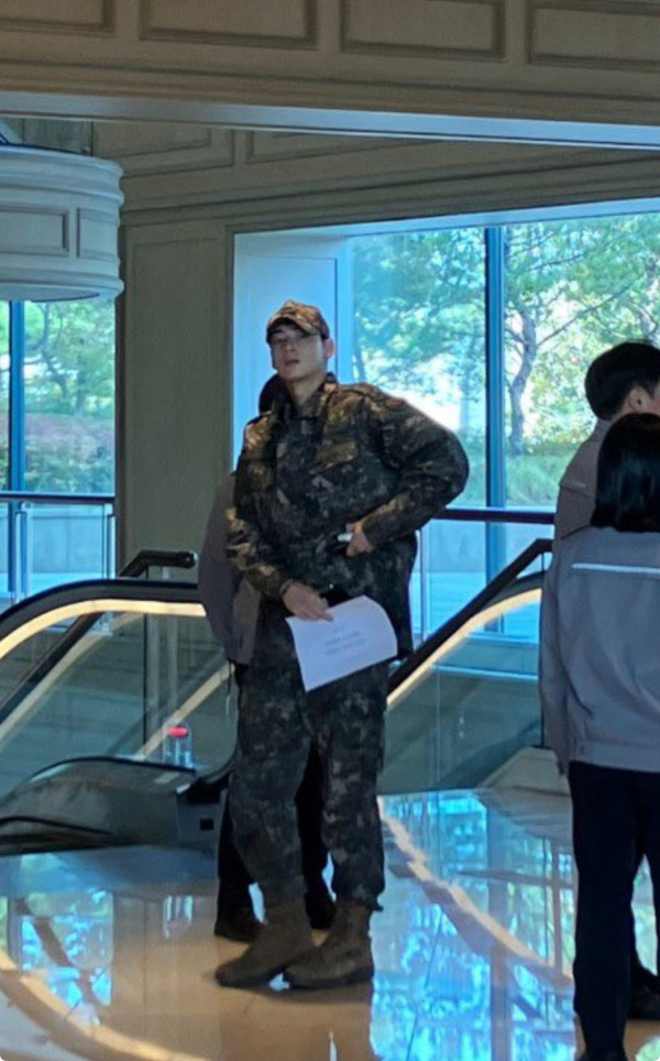 트위터에서 난리난 군복 차은우 실물사진