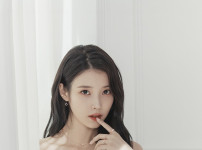 아이유 제이에스티나 팝업스토어 J and U 아카이브 컬렉션 사진