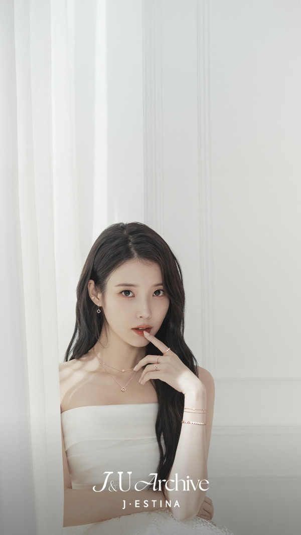 아이유 제이에스티나 팝업스토어 J and U 아카이브 컬렉션 사진