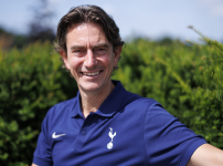 도대체 뭘 보고 데려온건지 모르겠는 감독