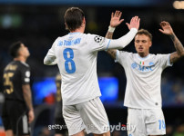 &#039;탈맨유 효과&#039; 또 터졌다 &#039;세리에A MVP&#039; 헤더 선제골 자책골 유도 나폴리, 카라바흐에 2 0 완승